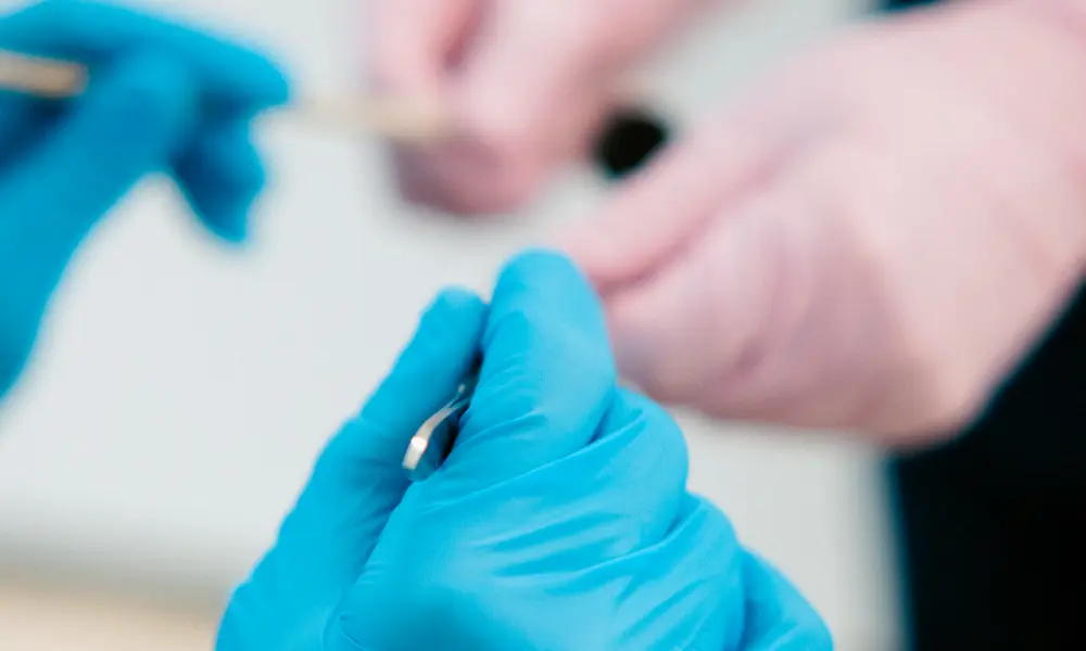 Infekce okolo implant&aacute;tu