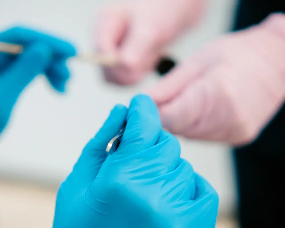 Infekce okolo implant&aacute;tu